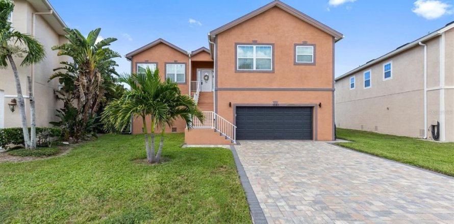House in Tarpon Springs, Florida 3 bedrooms, 187.01 sq.m. № 2389179