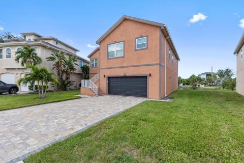 House in Tarpon Springs, Florida 3 bedrooms, 187.01 sq.m. № 2389179 - photo 3