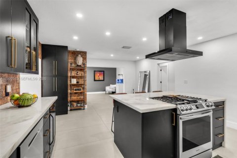 House in Miami, Florida 3 bedrooms, 196.67 sq.m. № 2067434 - photo 13