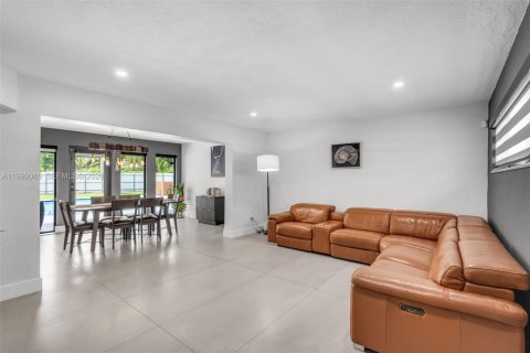 House in Miami, Florida 3 bedrooms, 196.67 sq.m. № 2067434 - photo 19