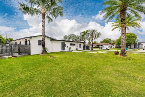 House in Miami, Florida 3 bedrooms, 196.67 sq.m. № 2067434 - photo 4