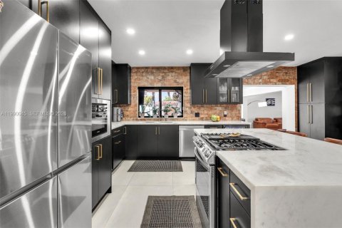 House in Miami, Florida 3 bedrooms, 196.67 sq.m. № 2067434 - photo 12