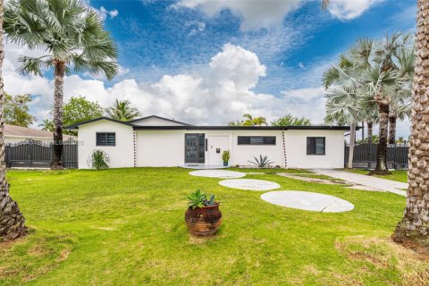 House in Miami, Florida 3 bedrooms, 196.67 sq.m. № 2067434 - photo 3