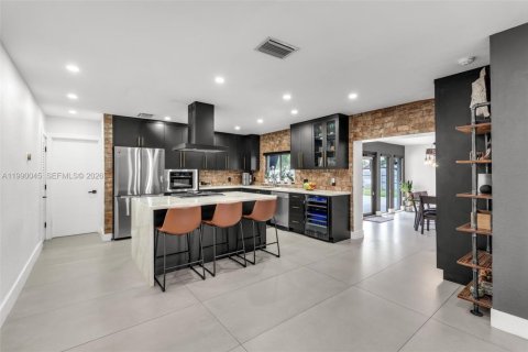 House in Miami, Florida 3 bedrooms, 196.67 sq.m. № 2067434 - photo 9