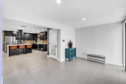 House in Miami, Florida 3 bedrooms, 196.67 sq.m. № 2067434 - photo 7