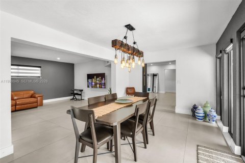 House in Miami, Florida 3 bedrooms, 196.67 sq.m. № 2067434 - photo 16