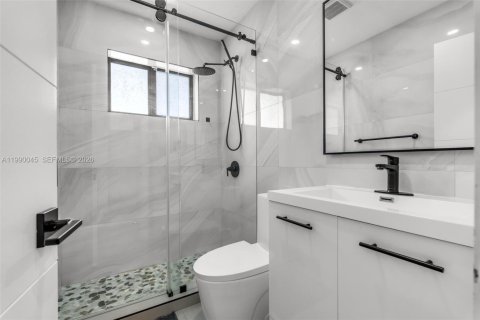 House in Miami, Florida 3 bedrooms, 196.67 sq.m. № 2067434 - photo 24