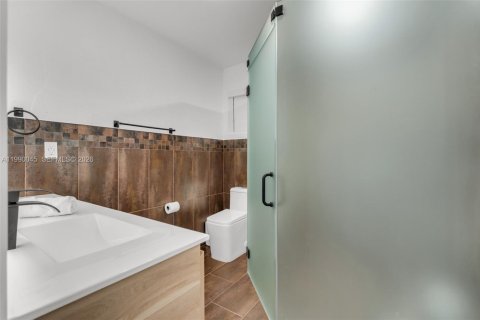 House in Miami, Florida 3 bedrooms, 196.67 sq.m. № 2067434 - photo 30