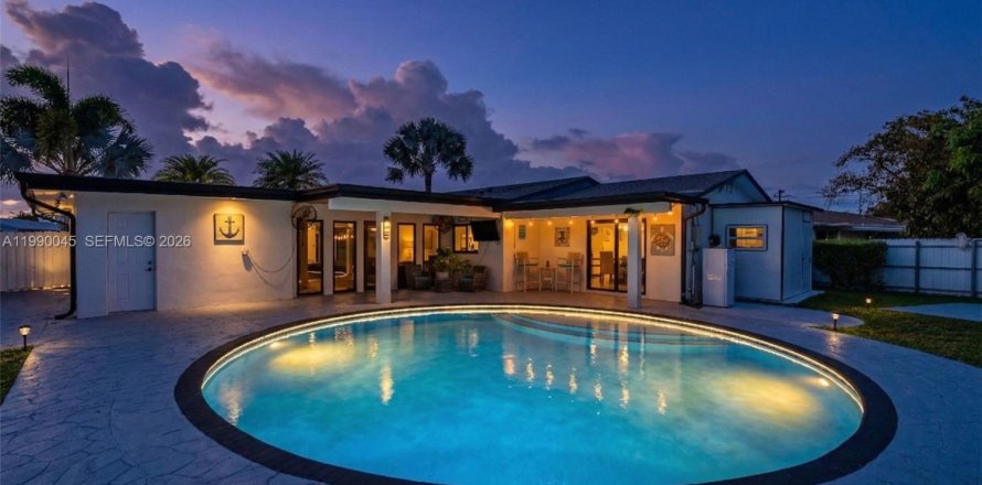 House in Miami, Florida 3 bedrooms, 196.67 sq.m. № 2067434