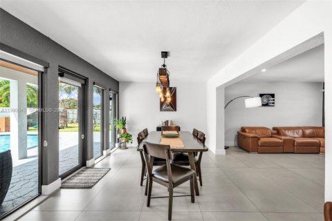 House in Miami, Florida 3 bedrooms, 196.67 sq.m. № 2067434 - photo 14