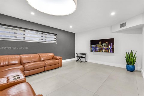 House in Miami, Florida 3 bedrooms, 196.67 sq.m. № 2067434 - photo 17