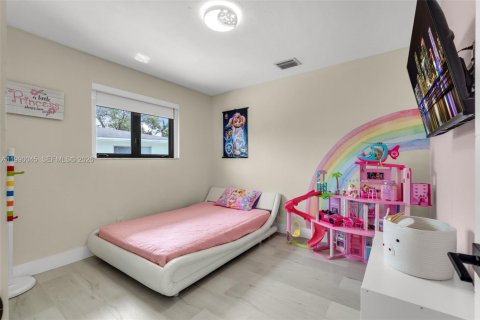 House in Miami, Florida 3 bedrooms, 196.67 sq.m. № 2067434 - photo 20