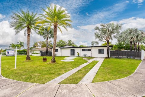 House in Miami, Florida 3 bedrooms, 196.67 sq.m. № 2067434 - photo 2