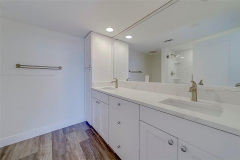 Condo in Belleair, Florida, 2 bedrooms № 2235590 - photo 17