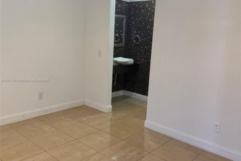House in Miami, Florida 3 bedrooms, 131.92 sq.m. № 1974074 - photo 12