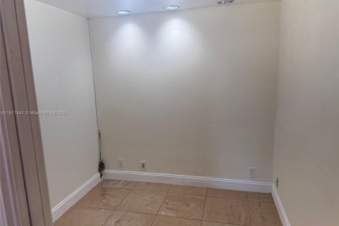 House in Miami, Florida 3 bedrooms, 131.92 sq.m. № 1974074 - photo 6