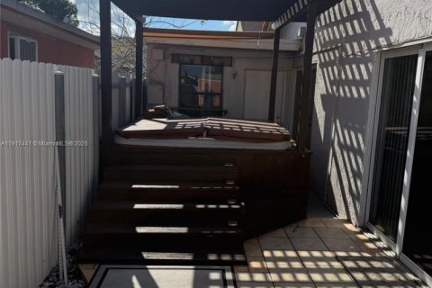 House in Miami, Florida 3 bedrooms, 131.92 sq.m. № 1974074 - photo 19