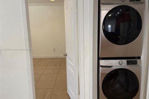 House in Miami, Florida 3 bedrooms, 131.92 sq.m. № 1974074 - photo 11