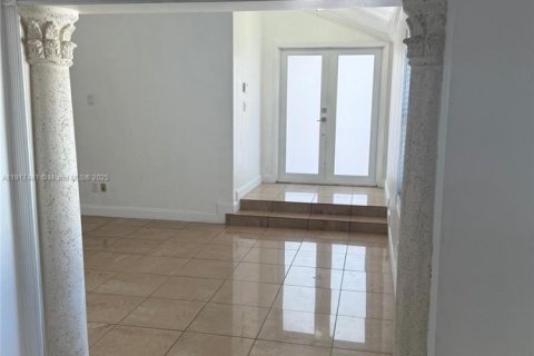 House in Miami, Florida 3 bedrooms, 131.92 sq.m. № 1974074 - photo 2
