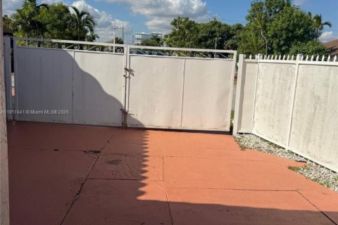 House in Miami, Florida 3 bedrooms, 131.92 sq.m. № 1974074 - photo 21
