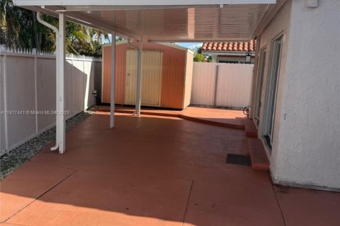 House in Miami, Florida 3 bedrooms, 131.92 sq.m. № 1974074 - photo 20