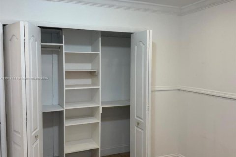 House in Miami, Florida 3 bedrooms, 131.92 sq.m. № 1974074 - photo 18