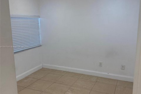 House in Miami, Florida 3 bedrooms, 131.92 sq.m. № 1974074 - photo 14