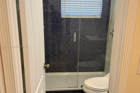 House in Miami, Florida 3 bedrooms, 131.92 sq.m. № 1974074 - photo 15