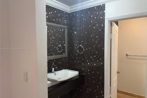 House in Miami, Florida 3 bedrooms, 131.92 sq.m. № 1974074 - photo 13