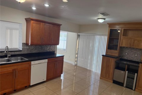 House in Miami, Florida 3 bedrooms, 131.92 sq.m. № 1974074 - photo 9