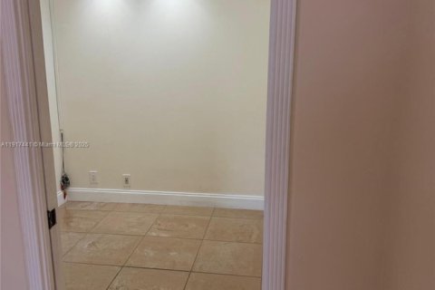 House in Miami, Florida 3 bedrooms, 131.92 sq.m. № 1974074 - photo 5