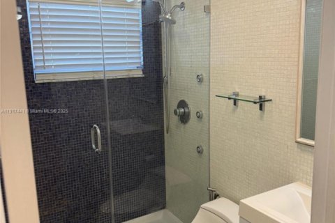 House in Miami, Florida 3 bedrooms, 131.92 sq.m. № 1974074 - photo 16