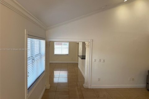 House in Miami, Florida 3 bedrooms, 131.92 sq.m. № 1974074 - photo 3