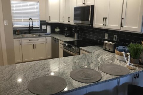 Condo in New Smyrna Beach, Florida, 2 bedrooms  № 2108436 - photo 10