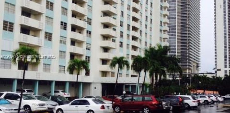 Кондоминиум с 2 спальнями в Халландейл-Бич, Флорида № 1965399