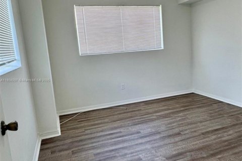 Condominio en alquiler en Miami, Florida, 1 dormitorio, 622.63 m2 № 1887478 - foto 11