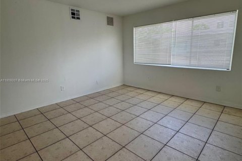 Condominio en alquiler en Miami, Florida, 1 dormitorio, 622.63 m2 № 1887478 - foto 2