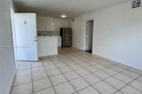 Condominio en alquiler en Miami, Florida, 1 dormitorio, 622.63 m2 № 1887478 - foto 3
