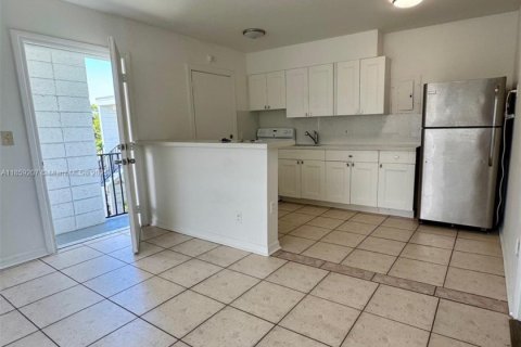Condominio en alquiler en Miami, Florida, 1 dormitorio, 622.63 m2 № 1887478 - foto 4