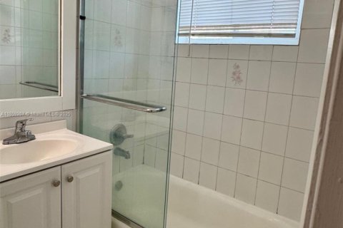 Condominio en alquiler en Miami, Florida, 1 dormitorio, 622.63 m2 № 1887478 - foto 10