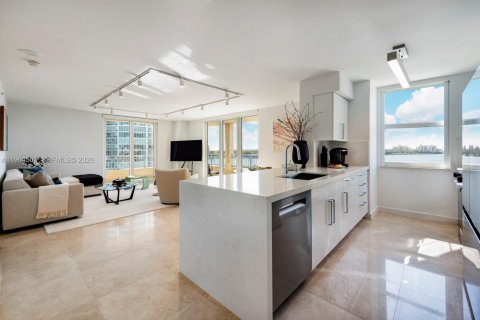 Condo in Miami Beach, Florida, 2 bedrooms  № 2026782 - photo 2