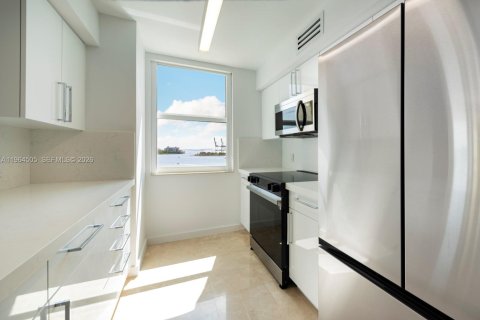 Condo in Miami Beach, Florida, 2 bedrooms  № 2026782 - photo 15