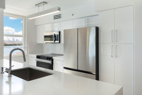 Condo in Miami Beach, Florida, 2 bedrooms  № 2026782 - photo 13