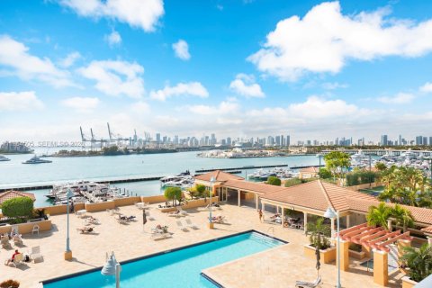 Condo in Miami Beach, Florida, 2 bedrooms  № 2026782 - photo 17