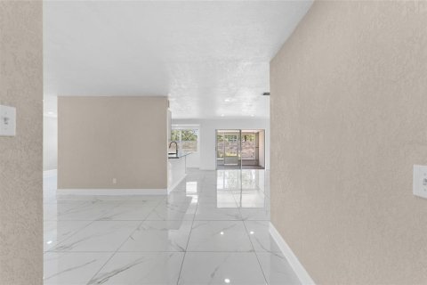 House in Tampa, Florida 3 bedrooms, 143.35 sq.m. № 1853621 - photo 2