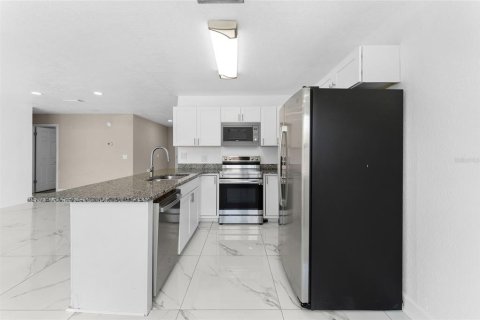 House in Tampa, Florida 3 bedrooms, 143.35 sq.m. № 1853621 - photo 9