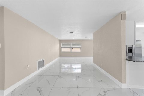 House in Tampa, Florida 3 bedrooms, 143.35 sq.m. № 1853621 - photo 3