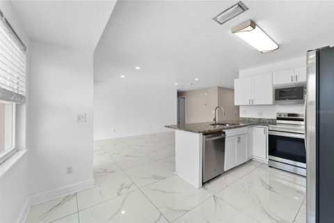 House in Tampa, Florida 3 bedrooms, 143.35 sq.m. № 1853621 - photo 10