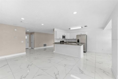 House in Tampa, Florida 3 bedrooms, 143.35 sq.m. № 1853621 - photo 5