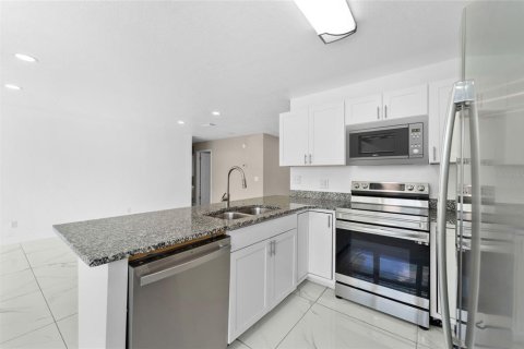 House in Tampa, Florida 3 bedrooms, 143.35 sq.m. № 1853621 - photo 11